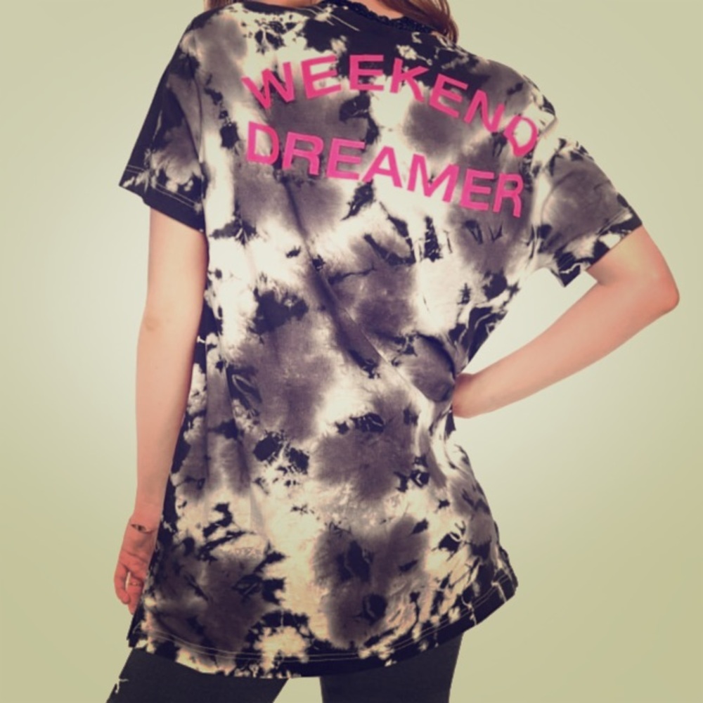 ISO- weekend dreamer campus tee S/M